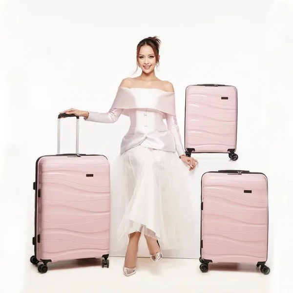 Vali Pisani toát lên vẻ đẹp thanh lịch, cổ điển đầy quyến rũ được lấy cảm hứng từ phong cách thời trang tinh tế của nước Ý