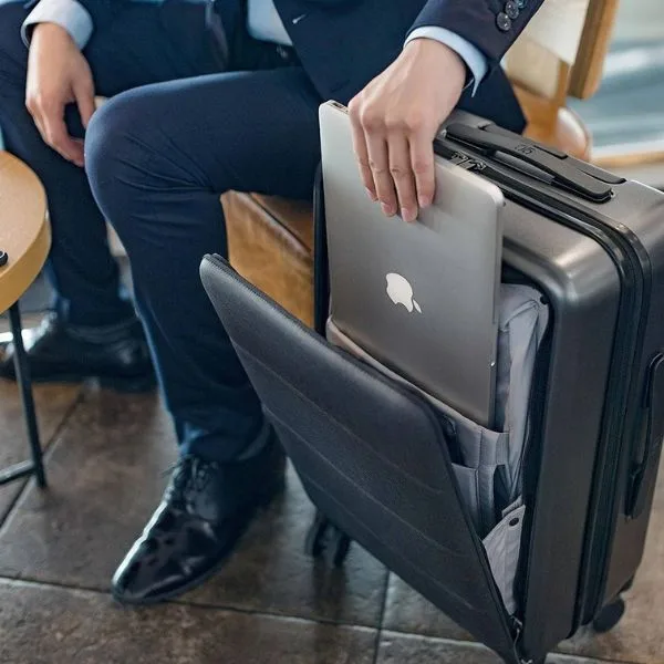 Vali doanh nhân Xiaomi đầy sáng tạo với thiết kế nắp mở trước thông minh, giúp lấy laptop dễ dàng ngay tại cửa an ninh sân bay