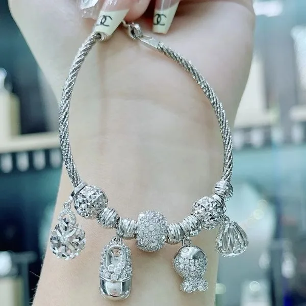 Vòng tay trang sức bạc lấp lánh rực rỡ